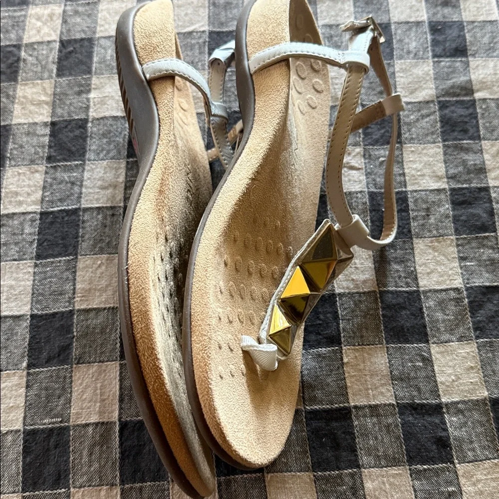 Vionic Rest Nala white t-strap sandal women’s shoe size 10 New in box